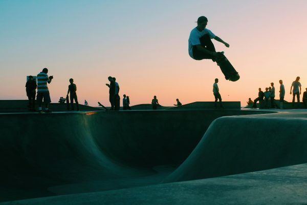 Ein junger Mann auf einem Skateboard in einer Halfpipe